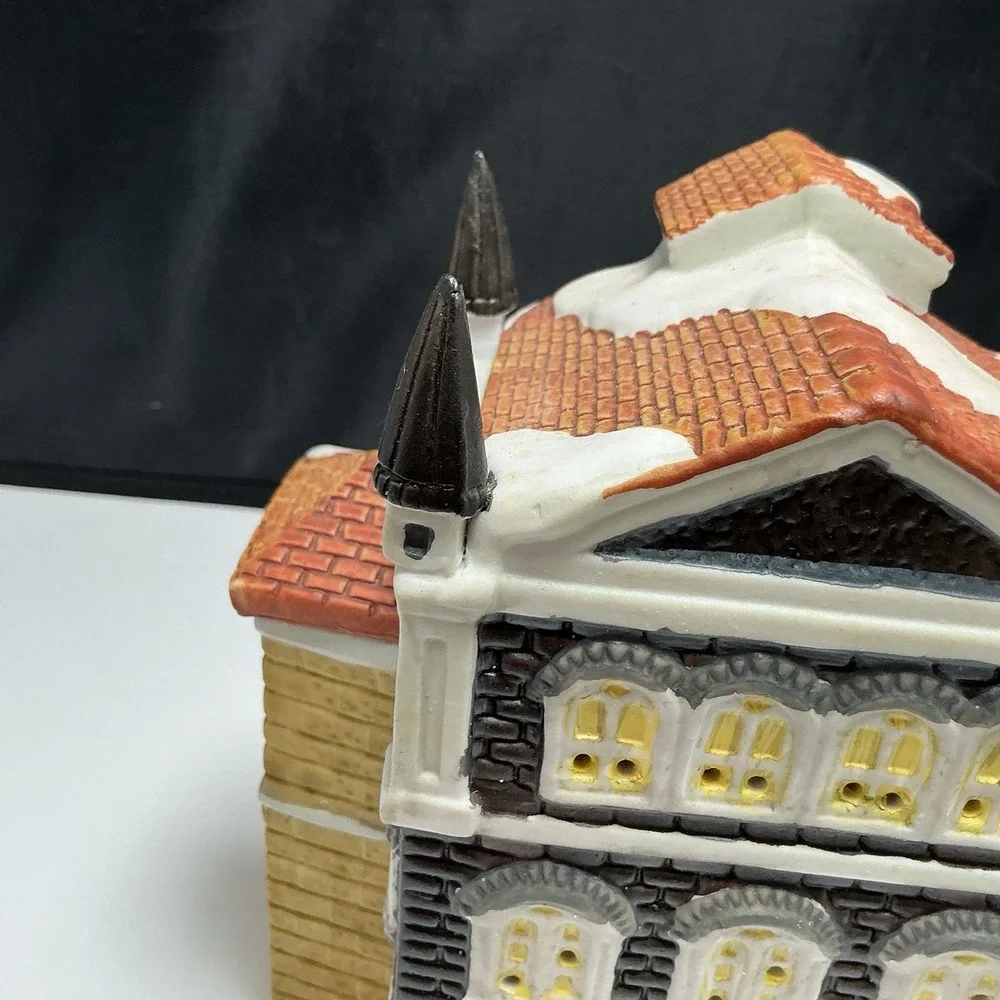 1994 TRIM A HOME HOLIDAY HOME MEMORIES CERAMIC CITY HALL - 7.5